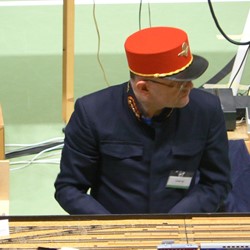 „Tak véenku 49477 bychom tu měli, souprava na padesátjednapadesátšestku je připravená a fíra už jde, takže až mi ji odhlásí z Kostelce, skočím si před 64969 na fírcimru loknout kafe … “